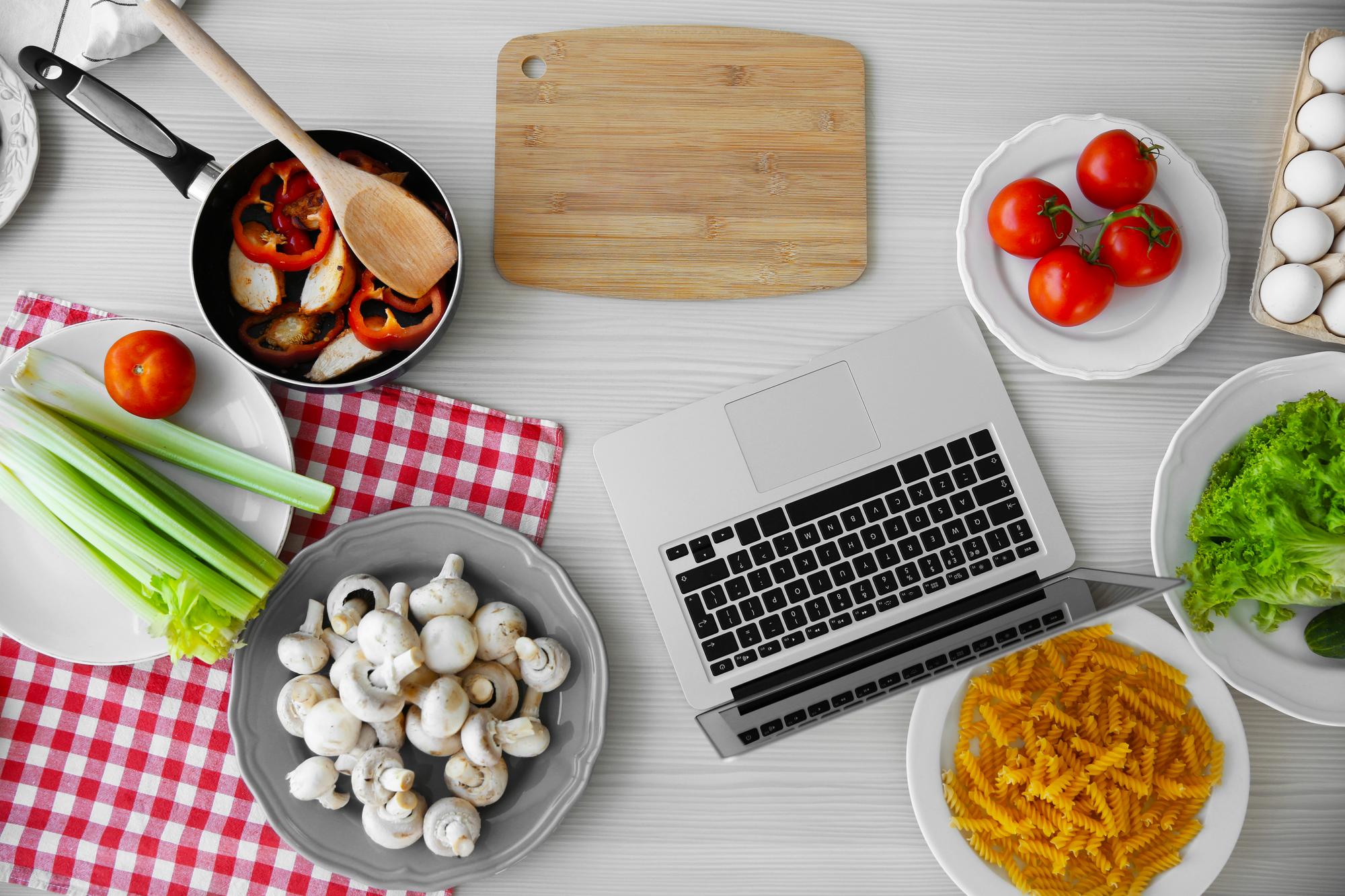 Corsi online: tavolo con ingredienti e laptop