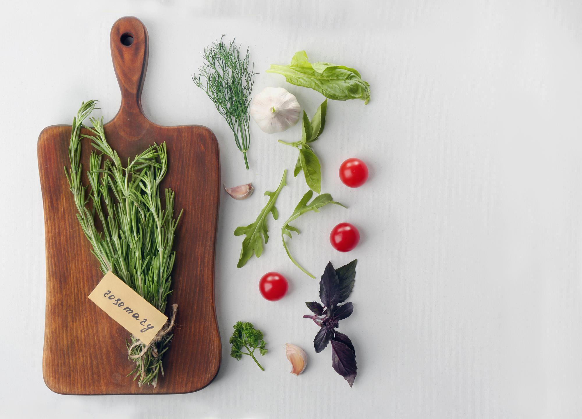 Tagliere con erbe e ingredienti freschi